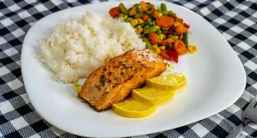 gebraten Lachs Steak mit Zitrone Reis und Gemüse foto