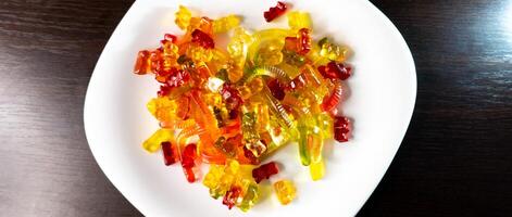 Gelee gummiartig Bären und Schlangen bunt Obst Gummi Süßigkeiten foto