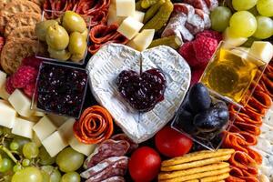Wurstwaren Tafel mit frisch Früchte, Fleisch, und Käse foto