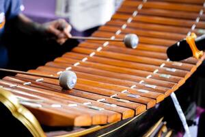 thailändisch Xylophon 'ranat' im Musical Leistung. ein des Künstlers Hände spielen ein traditionell thailändisch Xylophon, namens ein ranat, mit Stoff Schlägel, während ein kulturell Musical Leistung. foto