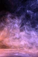 konzeptionelles Bild von mehrfarbigem Rauch isoliert auf dunkelschwarzem Hintergrund und Holztisch. foto