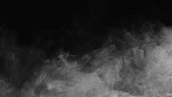 grauer abstrakter Nebel realistische Rauchüberlagerung schwarzer Himmel auf Schwarz strukturiert. foto