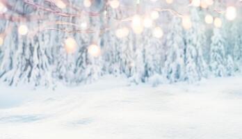 frisch Schnee und Berg Landschaft mit Tannen Hintergrund Weihnachten Banner foto