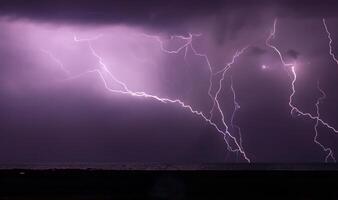 Nacht Schießen von ein Gewitter Über das Meer, Fotografie von Blitz foto