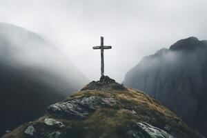 ai generiert alt einsam Kreuz auf ein Felsen im ein nebelig düster Berg Landschaft foto