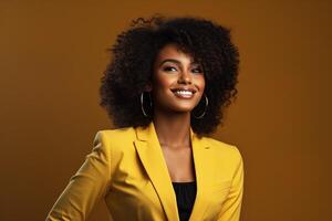 ai generiert bezaubernd jung lockig afrikanisch lächelnd Brünette Geschäftsfrau im ein Gelb Blazer foto