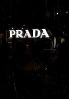 Frankreich, Paris, Januar 09, 2024 - - prada Logo im Vorderseite von ihr Geschäft im Paris Einkaufszentrum foto