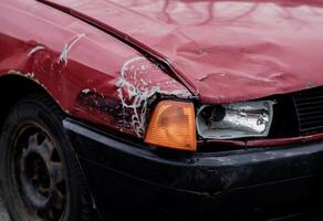 besiegter Frontscheinwerfer des Autos foto