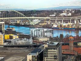 Ansichten von Portland von ein hoch Punkt im das Stadt. Aussicht von das Fenster von das Portland Stadt Grill Meeresfrüchte Restaurant. foto