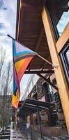 portland, USA - - 27.01.2024 winken lgbt Flaggen auf ein Cafe Gebäude im Portland. foto