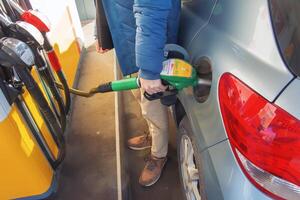 salzburg, Österreich - - 14.01.2024 Auftanken das Auto beim ein Gas Bahnhof Treibstoff Pumpe. foto