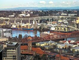 Ansichten von Portland von ein hoch Punkt im das Stadt. Aussicht von das Fenster von das Portland Stadt Grill Meeresfrüchte Restaurant. foto