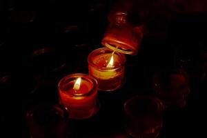 Gebet Kerzen im Votive, und Duft, Innerhalb von ein katholisch Kirche foto