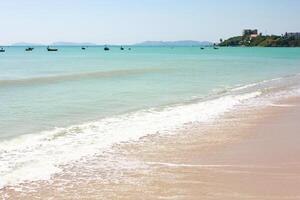 Strand und Meer mit Blau Himmel Hintergrund, Thailand, Asien. foto