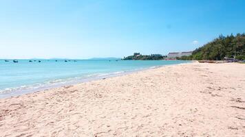 tropisch Strand und Meer im das Sommer- Jahreszeit, Thailand. foto