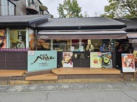 Yufuin, Japan November 12, 2023 Milch Cafe beim Yufuin. Milch ist berühmt gemütlich Bäckerei und Dessert Geschäft im oita, Japan. foto