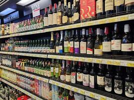 Bangkok, Thailand Juli 19, 2023 mehrere alkoholisch Flaschen auf Anzeige Regal beim Supermarkt. im Thailand, das Alkohol Verkauf mal wenn 11 bin zu 2 Uhr und von 5 Uhr zu Mitternacht. foto