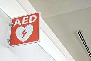 aed automatisiert extern Defibrillator unterzeichnen. foto