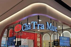 Bangkok, Thailand August 17, 2023 cha tra Mue unterzeichnen. cha tra Mue ist berühmt thailändisch Tee Geschäft Das war Gegründet im 1945. foto