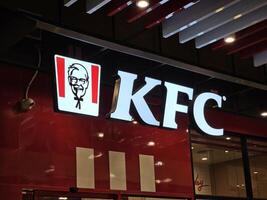 Bangkok, Thailand Januar 18, 2024 kfc gebraten Hähnchen unterzeichnen. kfc ist berühmt schnell Essen Restaurant Das Gegründet im März 20, 1930. foto