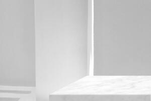 Weiß Marmor Tabelle Ecke mit Weiß Stuck Mauer Textur Hintergrund mit Licht Strahl und Schatten, geeignet zum Produkt Präsentation Hintergrund, Anzeige, und spotten hoch. foto