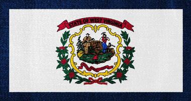 Flagge von Westen Virginia USA Zustand auf ein texturiert Hintergrund. Konzept Collage. foto