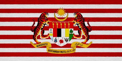 Flagge und Mantel von Waffen von Malaysia auf ein texturiert Hintergrund. Konzept Collage. foto