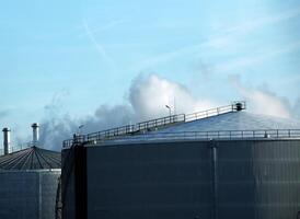 Produktion Gebäude und Rohre von das omv Öl Raffinerie. foto