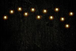 Licht Glühbirnen im das dunkel Beton Mauer Textur Hintergrund. foto