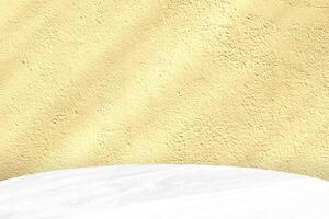 Weiß runden Marmor Tabelle mit Licht Strahl und Schatten auf Glück Gold Beton Mauer Textur Hintergrund, geeignet zum Produkt Präsentation Hintergrund, Anzeige, und spotten hoch. foto