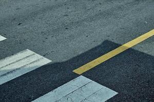 schließen oben Kreuzung und Gelb Linie auf Asphalt Straße Hintergrund. foto