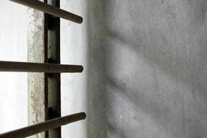 Metall Zaun Schatten auf alt Beton Mauer Textur Hintergrund mit Raum zum Text. foto