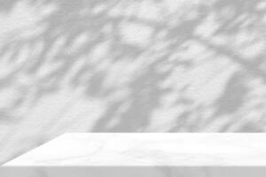 minimal Weiß Marmor Tabelle Ecke mit Baum Schatten auf Beton Mauer Hintergrund, geeignet zum Produkt Präsentation Hintergrund, Anzeige, und spotten hoch. foto