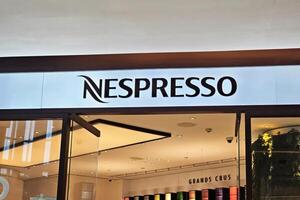 Bangkok, Thailand - - August 17, 2023 Nespresso unterzeichnen. Nespresso ist das Welt Führer im Kaffee Kapseln, Maschinen und Kaffee Zubehör Das war Gegründet im 1986. foto