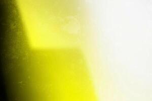 abstrakt Schmutz und Kratzer auf Jahrgang zerkratzt Film Hintergrund mit Gelb Licht Leck. foto
