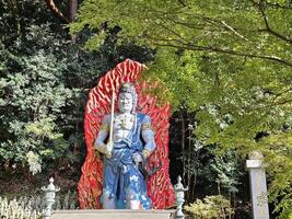 Fukuoka, Japan November 14, 2023 Fudou myouou Statue beim nanzoin Tempel wo ist Wahrzeichen von Sasaguri, Fukuoka, Japan. foto