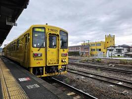 treffen, Japan November 12, 2023 Gelb einer Mann Diesel Auto beim treffen Bahnhof wo ist ein Eisenbahn Bahnhof auf das Kyudai Main Linie betrieben durch jr Kyushu im treffen. foto