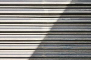 rostig faltbar Tür mit Schatten und Licht Strahl. foto