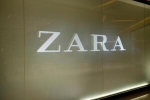 Bangkok, Thailand Juni 23, 2023 zara elektronisch Zeichen im Anzeige. zara ist ein Spanisch multinational Verkauf Kleidung Kette Das Gegründet im 1975. foto