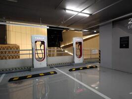 Bangkok, Thailand Juli 19, 2023 Tesla ev Laden Bahnhof beim das Auto Park. Tesla, inkl. ist ein amerikanisch multinational Automobil und sauber Energie Unternehmen Das war Gegründet im Juli 1, 2003. foto