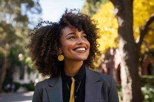 ai generiert bezaubernd jung lockig afrikanisch lächelnd Brünette Geschäftsfrau im ein grau Blazer auf ein Herbst Straße foto