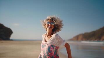 ai generiert glücklich schön Tanzen reifen Frau beim Strand. gesund Leben, frei, Freiheit, froh, lange Leben foto