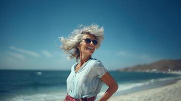 ai generiert glücklich schön Tanzen reifen Frau beim Strand. gesund Leben, frei, Freiheit, froh, lange Leben foto