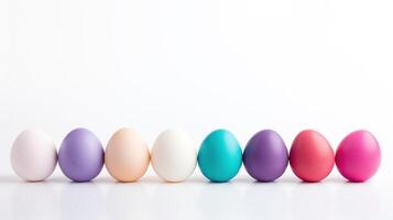 ai generiert acht mehrfarbig einfach Ostern Eier im einer horizontal Reihe mit Raum zum Text. Ostern Eier auf Weiß Hintergrund mit Kopieren Raum. foto