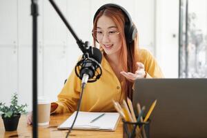 Leben Podcast Session mit lächelnd weiblich Gastgeber foto