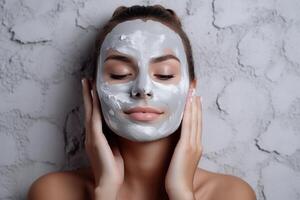 ai generiert jung Frau bewirbt sich ein Lehm Maske auf ihr Gesicht. Hautpflege und Kosmetologie. ai generiert. foto