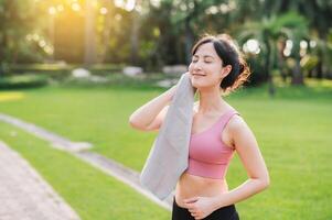 passen 30er Jahre jung asiatisch Frau genießen ein Morgen Lauf im das Park. diese Foto ist sicher zu inspirieren Andere zu erhalten aktiv und Leben ein gesund Lebensstil.