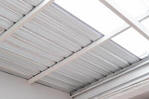 industriell Klasse Metall Dach Isolierung. Hitze beständig Blatt vereiteln bietet Thermal- Schutz und Energie Effizienz. gewellt Design und Silber Textur hinzufügen modern und abstrakt berühren zu Konstruktion. foto