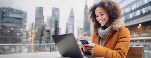 ai generiert Umarmen das städtisch summen, ein jung Frau genießt das Digital Verbindung im ein lebhaft Stadtbild. ein lächelnd Mädchen, beschäftigt, verlobt auf ihr Telefon, sitzt draußen mit ein Laptop, Stadt Beleuchtung Hintergrund. foto