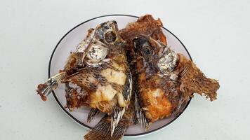 gebraten Fisch serviert auf ein Weiß Teller foto